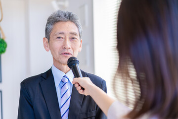 インタビューに答える社長