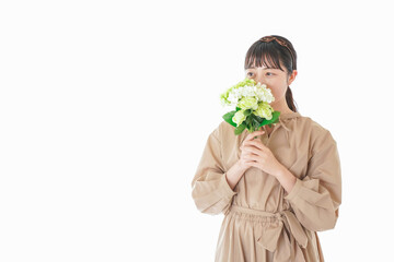 笑顔で花束を持つ若い女性