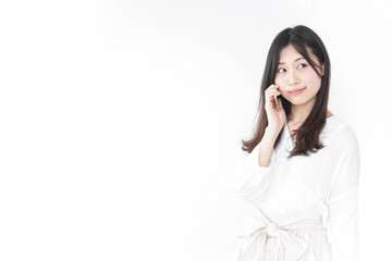 笑顔でスマホを使う若い女性