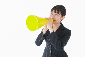 メガフォンで応援をするスーツを着たビジネスウーマン