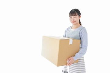 宅配便を受け取る若い主婦