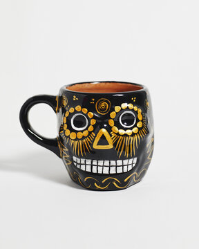 Taza negra fondo blanco mexicana d&iacute;a de muertos hallowheen