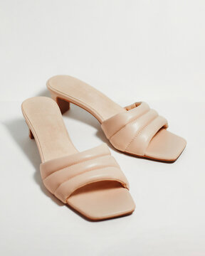 Par de zapatos de tac&oacute;n piel