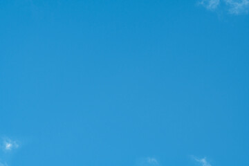 Fototapeta na wymiar Small clouds appear in the clear blue sky