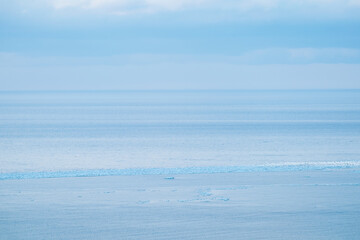 沖に見える流氷、世界遺産知床、冬のイメージ © elico-polo