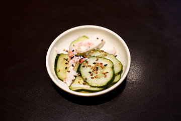 Sunomono, salada de pepino japonesa, servida como entrada do restautante japones
