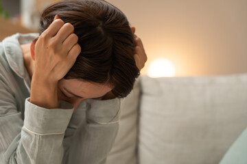 頭を抱える日本人女性