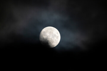 十五夜の次に美しいとされる雲がかかった十三夜の月