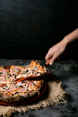 Pizza estilo napolitana - toscana cocida al horno de leña
Pizza en rodajas con queso mozzarella, tomates, pimienta, especias y albahaca fresca. pizzería italiana. Pizza Margarita o Margarita