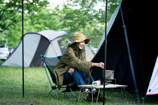 キャンプをする日本人女性