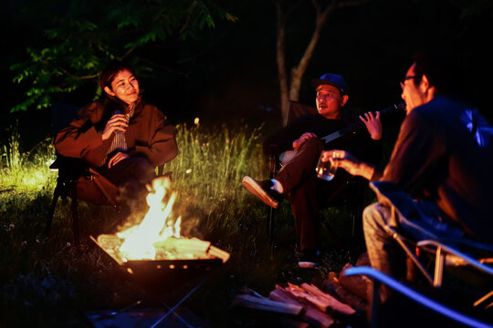 焚き火を囲むキャンパー達