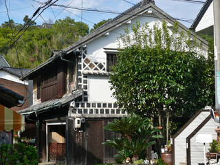 町中の古い家。
Japanese old house on the street.