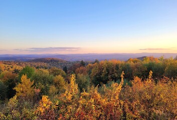 Kolorowy krajobraz nisko górski jesienią.