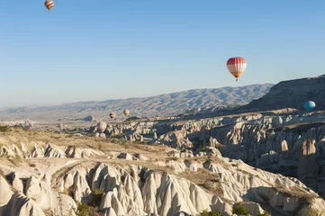 Selbstklebende Fototapeten Hot Balloons in Cappadocia © Fyle