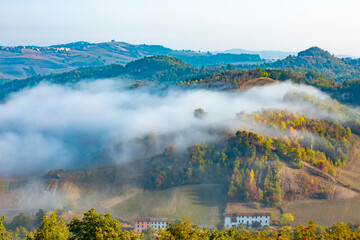 Al mattino le nuvole accarezzano le colline