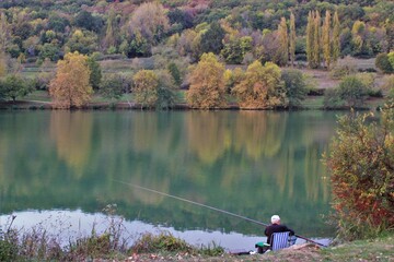 Reflet automnal dans un lac.