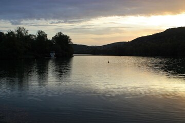 lever du soleil sur le lac.
