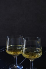 白ワインのグラスで乾杯を