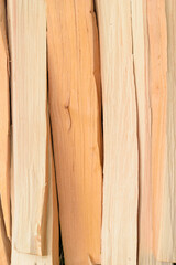 Obraz premium Kawałki drewna olchowego tworzące pionowy wzór 