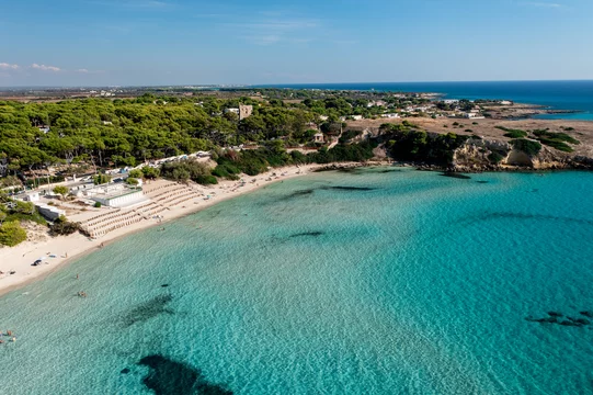 Foto Stock vista aerea della Spiaggia Lido Silvana, Marina di Pulsano,  Puglia, Salento | Adobe Stock