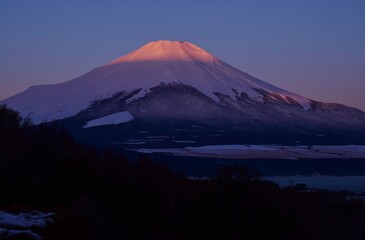 Fototapeta na wymiar 山中湖村から望む朝焼けの紅富士