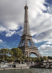 Fototapeta premium Eiffel Tower in Paris, France