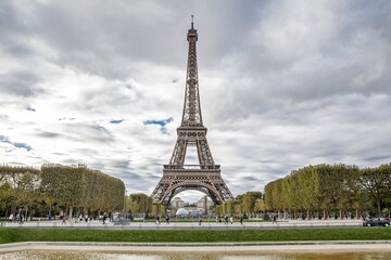 Fototapeta na wymiar Eiffel Tower in Paris, France