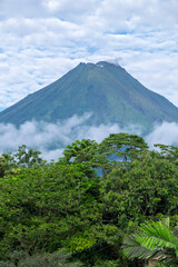 Bosques y volcán Arenal en la región de La Fortuna en Costa Rica