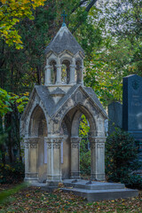 Der Wiener Zentralfriedhof wurde 1874 eröffnet und zählt mit einer Fläche von zweieinhalb Quadratkilometern und rund 330.000 Grabstellen mit drei Mill Verstorbenen zu den größten Friedhöfen Europas.