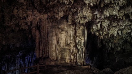 Fototapeta na wymiar Inside the Nam Lod Cave, Thailand