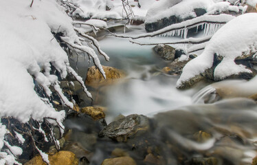 torrent de montagne sous la neige en hiver