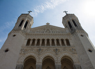 Fototapeta na wymiar Basilique Notre Dame de Fourvière de Lyon vue d'en bas