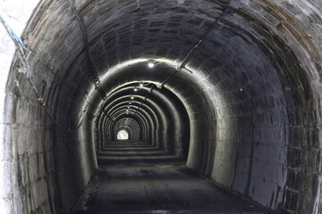薄暗い旧道のトンネル内部