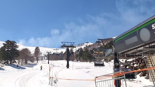 Time lapse della pista da sci con la seggiovia in funzione e il fumo del vulcano