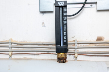 Heizungsanlage für Fernwärme in einem Altbau. Termometer mit Anzeige in Grad Celsius