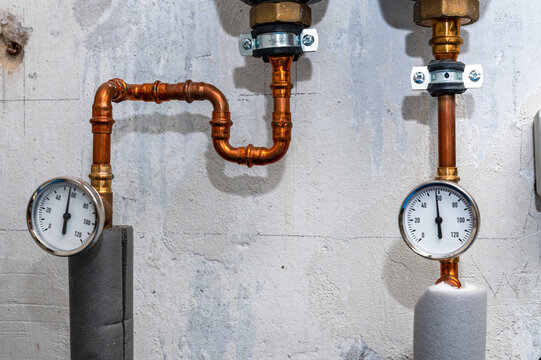Heizungsanlage f&uuml;r Fernw&auml;rme in einem Altbau. Manometer zum Ablesen der Temperatur in Grad Celsius