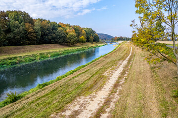 Uregulowany odcinek rzeki Opawa w Czechach  - obrazy, fototapety, plakaty