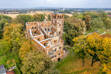 Ruiny zamku w Tworkowie na Śląsku w Polsce, panorama z lotu ptaka jesienią