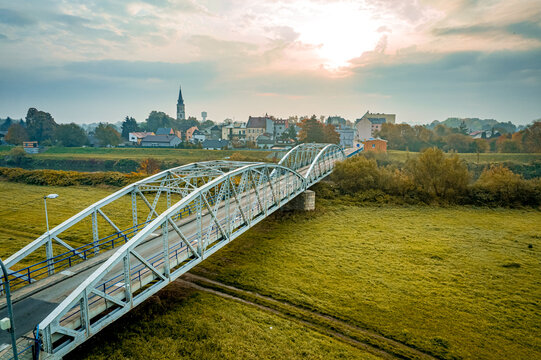 Pogranicze Polsko-Czeskie w Chałupkach na Śląsku, most na Odrze jesienią z lotu ptaka