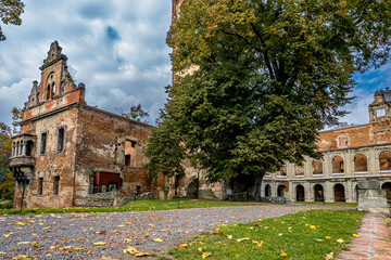 Ruiny zamku w Tworkowie na Śląsku w Polsce, panorama z lotu ptaka jesienią