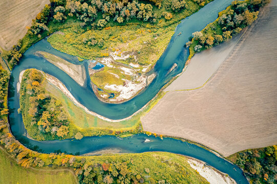 Meandry rzeki Odra, jesienią z lotu ptaka. Rzeka graniczna Polski i Czech