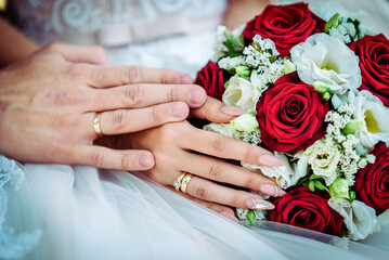 Obraz na płótnie Canvas The bride holds a wedding bouquet in her hands, wedding day flowers.