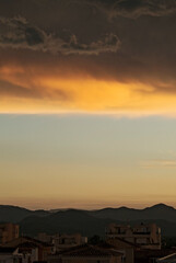 Fototapeta premium A golden sunset with clouds