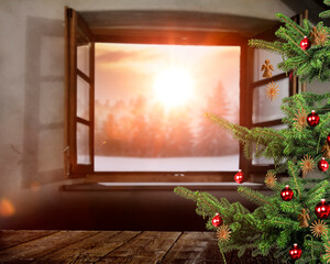 Geöffnetes Fenster an Weihanchten mit Weihnachtsbaum