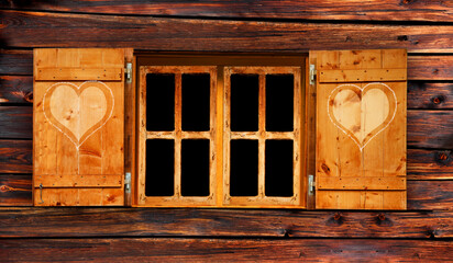 Holzfenster mit Fensterladen und Herzchendekor