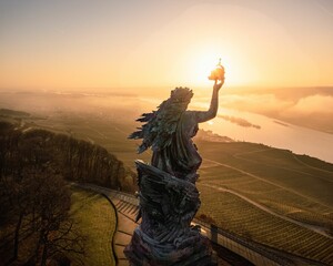 Drone-opname van het standbeeld van een engel bij het kasteel van Schwerin in Schwerin, Duitsland bij zonsondergang