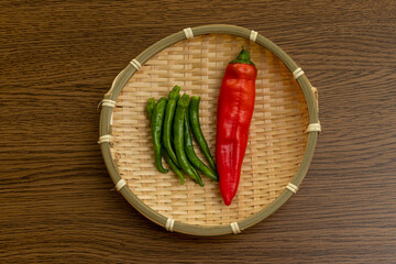 竹ザルにのせられた唐辛子