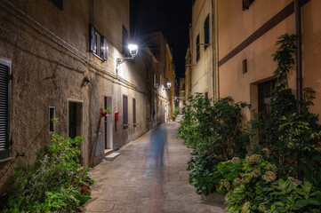Enge Gasse in der Altstadt von Catselsardo auf Sardinien bei Nacht