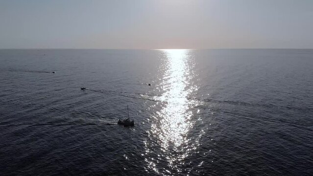 Drone vue a&eacute;rienne bateau sur la mer en contre jour