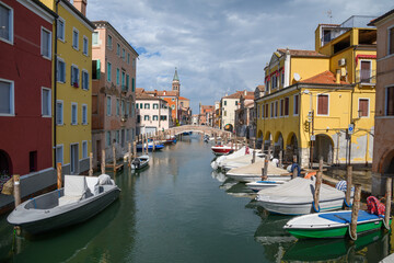 Obraz na płótnie Canvas Chioggia 02 - scorcio della città con canale e barche